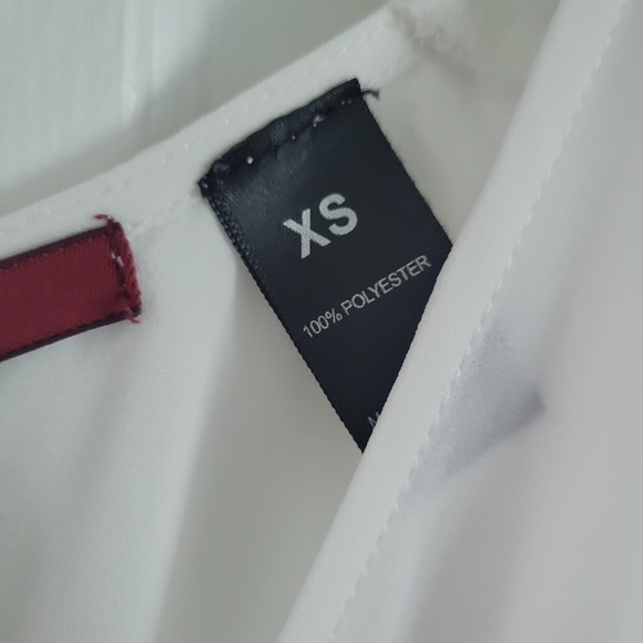 BKE Red Womens Solid White Chiffon V-neck Tank Top Size XS - Picture 3 of 4